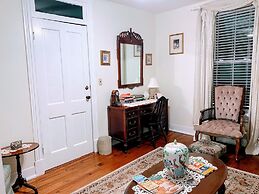 Colonial Beach Plaza Bed & Breakfast