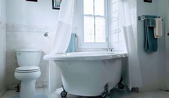 Colonial Beach Plaza Bed & Breakfast