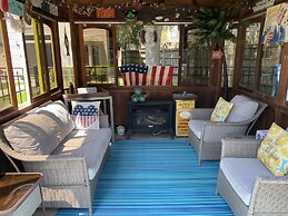 Colonial Beach Plaza Bed & Breakfast