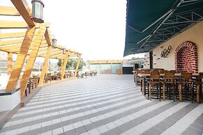 Mumbai Metro - The Executive Hotel