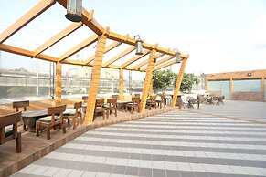 Mumbai Metro - The Executive Hotel