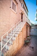 Studio Apartments Emotha