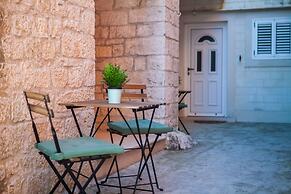 Studio Apartments Emotha