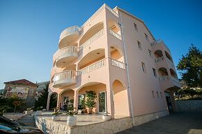 Kaja - right next to the beach