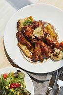 The Quarter Ari by UHG