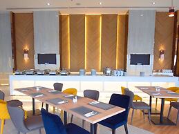 The Quarter Ari by UHG