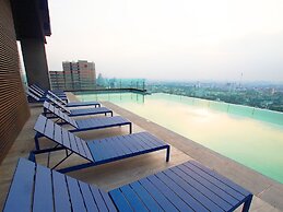 The Quarter Ari by UHG