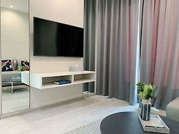 The Quarter Ari by UHG