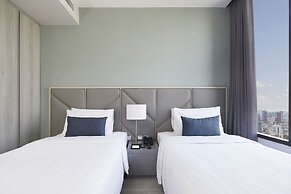 The Quarter Ari by UHG