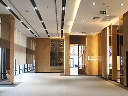 The Quarter Ari by UHG