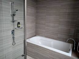 The Quarter Ari by UHG