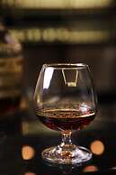 The Quarter Ari by UHG