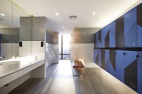 The Quarter Ari by UHG