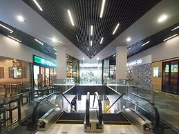 The Quarter Ari by UHG