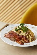 The Quarter Ari by UHG