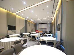 The Quarter Ari by UHG