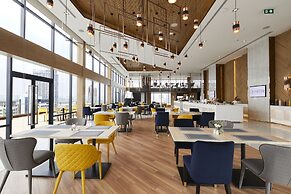 The Quarter Ari by UHG