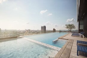 The Quarter Ari by UHG