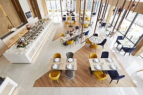 The Quarter Ari by UHG