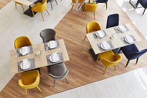 The Quarter Ari by UHG