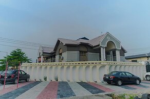CribVille Hotel & Suites