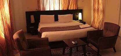 Lakeem Suites Adebola