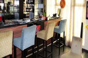 Lakeem Suites Adebola