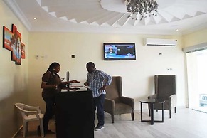 Lakeem Suites Adebola