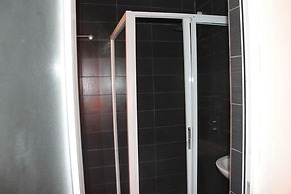 Lakeem Suites Adebola