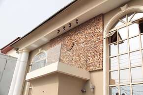 Lakeem Suites Adebola