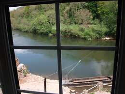 Ye Old Ferrie Inn