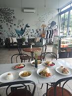 Lovinalife Room & Cafe