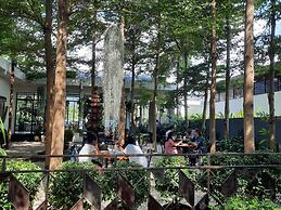 Lovinalife Room & Cafe