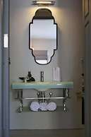 Lovinalife Room & Cafe