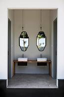 Lovinalife Room & Cafe