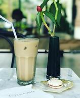 Lovinalife Room & Cafe