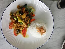 Lovinalife Room & Cafe