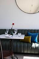 Lovinalife Room & Cafe