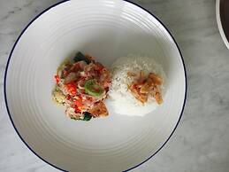 Lovinalife Room & Cafe