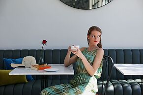 Lovinalife Room & Cafe