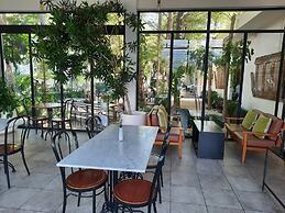 Lovinalife Room & Cafe