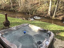 Cute On The Creek 1 Bedroom Cabin by Redawning