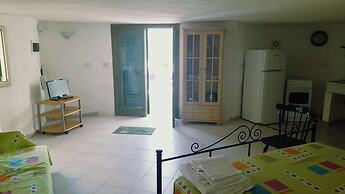 Beach Front Studio Apartment Tonnarella