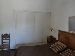 Departamento-casa muy amplio y céntrico.