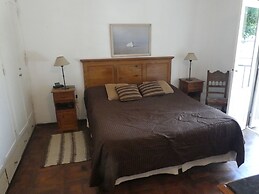 Departamento-casa muy amplio y céntrico.