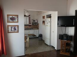 Departamento-casa muy amplio y céntrico.