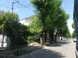 Departamento-casa muy amplio y céntrico.