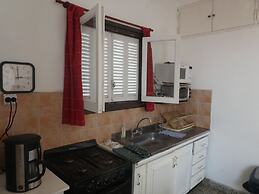 Departamento-casa muy amplio y céntrico.