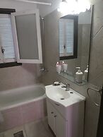 Departamento-casa muy amplio y céntrico.