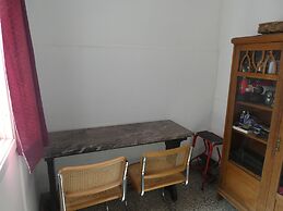 Departamento-casa muy amplio y céntrico.